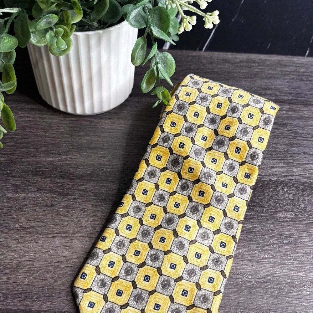 Modern Yellow and Gray Patterned Tie